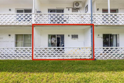 Condo in Miami, Florida, 1 bedroom  № 2152932 - photo 17