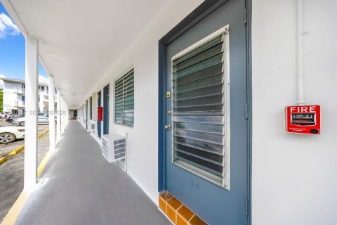 Condo in Miami, Florida, 1 bedroom  № 2152932 - photo 18