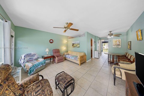 Condo in Miami, Florida, 1 bedroom  № 2152932 - photo 1