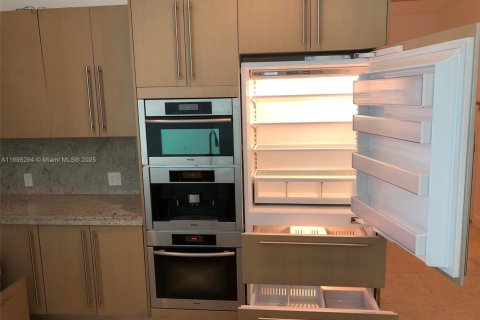 Condo in Miami, Florida, 2 bedrooms  № 1953543 - photo 15