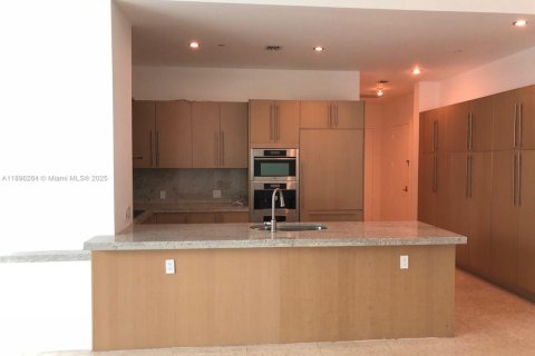 Condo in Miami, Florida, 2 bedrooms  № 1953543 - photo 5
