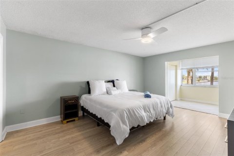 Condo in Saint Petersburg, Florida, 2 bedrooms  № 2339363 - photo 9