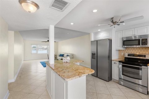 Condo in Saint Petersburg, Florida, 2 bedrooms  № 2339363 - photo 3