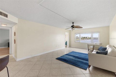 Condo in Saint Petersburg, Florida, 2 bedrooms  № 2339363 - photo 7