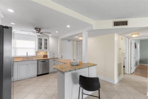 Condo in Saint Petersburg, Florida, 2 bedrooms  № 2339363 - photo 5
