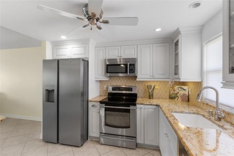 Condo in Saint Petersburg, Florida, 2 bedrooms  № 2339363 - photo 6
