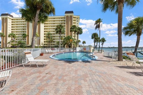 Condo in Saint Petersburg, Florida, 2 bedrooms  № 2339363 - photo 23