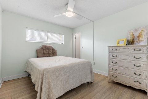 Condo in Saint Petersburg, Florida, 2 bedrooms  № 2339363 - photo 18