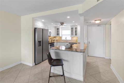 Condo in Saint Petersburg, Florida, 2 bedrooms  № 2339363 - photo 4