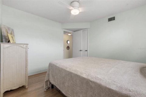 Condo in Saint Petersburg, Florida, 2 bedrooms  № 2339363 - photo 19