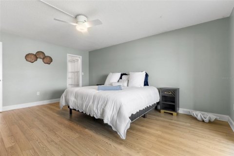 Condo in Saint Petersburg, Florida, 2 bedrooms  № 2339363 - photo 11
