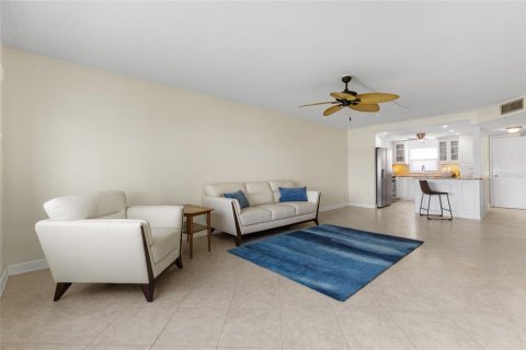 Condo in Saint Petersburg, Florida, 2 bedrooms  № 2339363 - photo 8