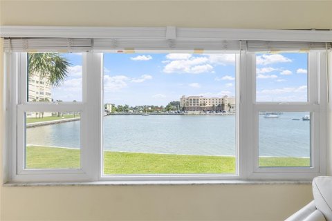 Condo in Saint Petersburg, Florida, 2 bedrooms  № 2339363 - photo 16