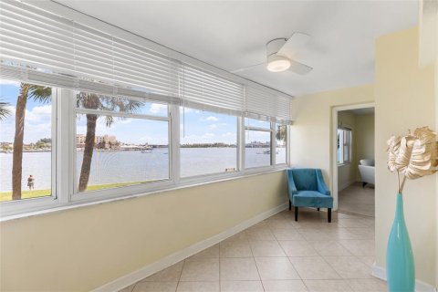 Condo in Saint Petersburg, Florida, 2 bedrooms  № 2339363 - photo 15