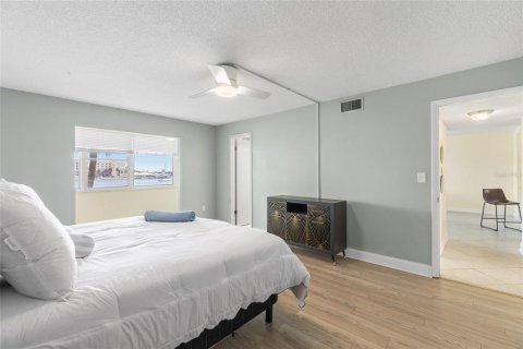 Condo in Saint Petersburg, Florida, 2 bedrooms  № 2339363 - photo 10