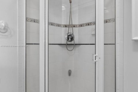 Снять в аренду виллу или дом в Лейк-Уорт, Флорида 2 спальни, 138.24м2, № 1972136 - фото 27