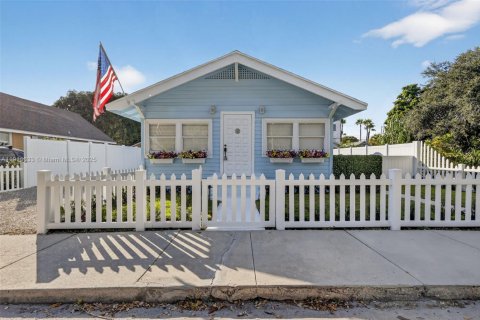 Снять в аренду виллу или дом в Лейк-Уорт, Флорида 2 спальни, 138.24м2, № 1972136 - фото 1