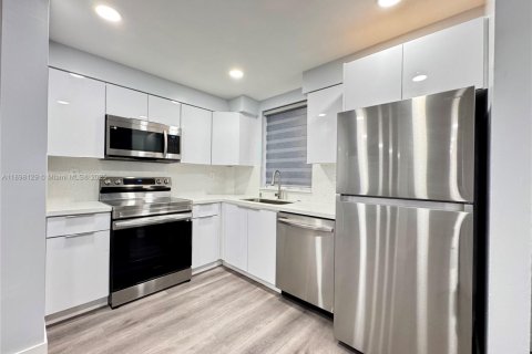 Снять в аренду кондоминиум в Хайалиа, Флорида 2 спальни, 93.27м2, № 1949411 - фото 1