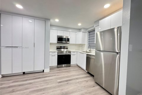 Снять в аренду кондоминиум в Хайалиа, Флорида 2 спальни, 93.27м2, № 1949411 - фото 7