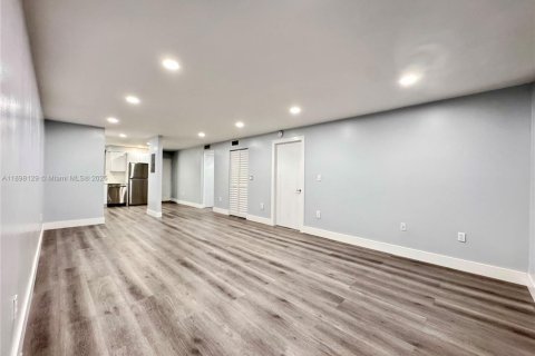 Снять в аренду кондоминиум в Хайалиа, Флорида 2 спальни, 93.27м2, № 1949411 - фото 13