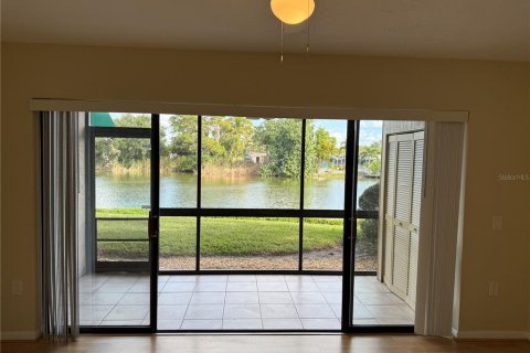 Condo in Sarasota, Florida, 2 bedrooms № 2393883 - photo 8