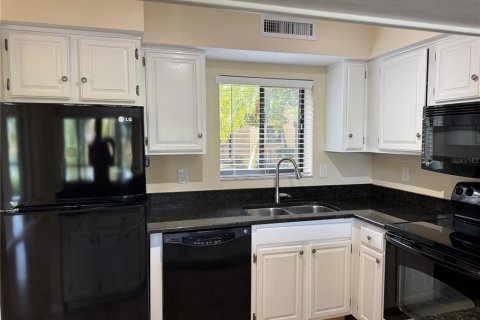 Condo in Sarasota, Florida, 2 bedrooms № 2393883 - photo 11