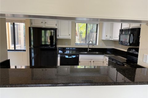 Condo in Sarasota, Florida, 2 bedrooms № 2393883 - photo 12