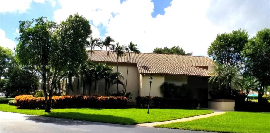 Townhouse in Miami, Florida 3 bedrooms, 138.61 sq.m. № 1931268