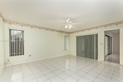 Townhouse in Miami, Florida 3 bedrooms, 138.61 sq.m. № 1931268 - photo 9