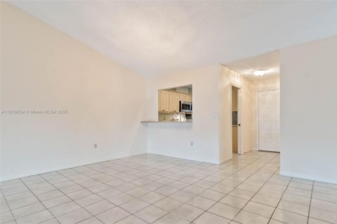 Townhouse in Miami, Florida 3 bedrooms, 138.61 sq.m. № 1931268 - photo 5