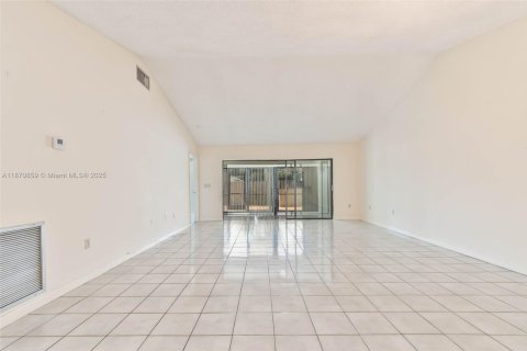 Townhouse in Miami, Florida 3 bedrooms, 138.61 sq.m. № 1931268 - photo 2