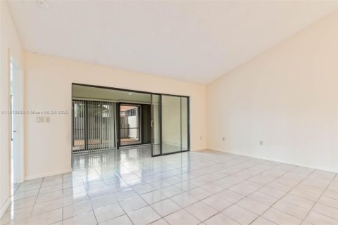 Townhouse in Miami, Florida 3 bedrooms, 138.61 sq.m. № 1931268 - photo 6