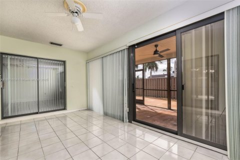 Townhouse in Miami, Florida 3 bedrooms, 138.61 sq.m. № 1931268 - photo 19