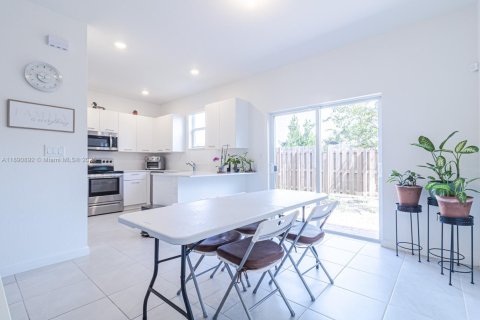 Townhouse in Miami, Florida 3 bedrooms, 133.97 sq.m. № 1944363 - photo 11