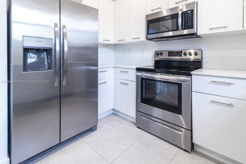 Townhouse in Miami, Florida 3 bedrooms, 133.97 sq.m. № 1944363 - photo 10