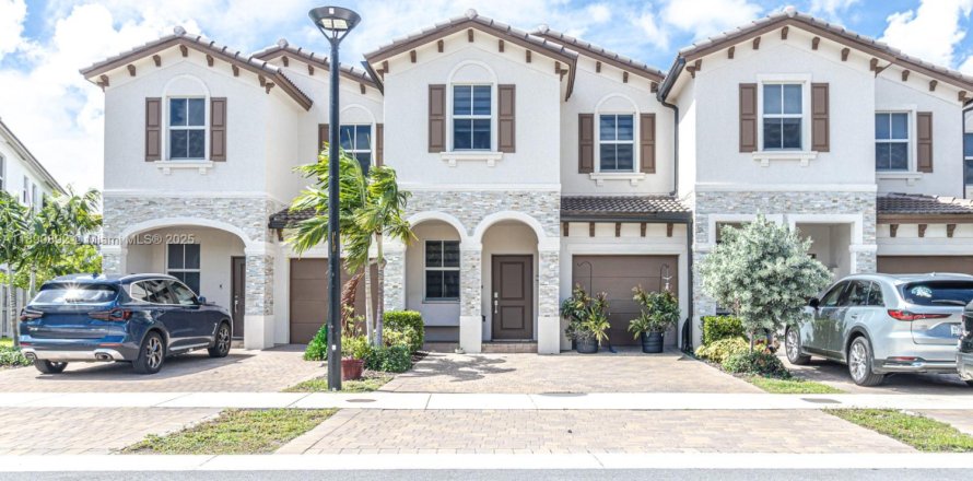 Townhouse in Miami, Florida 3 bedrooms, 133.97 sq.m. № 1944363