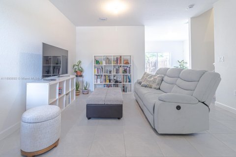 Townhouse in Miami, Florida 3 bedrooms, 133.97 sq.m. № 1944363 - photo 5