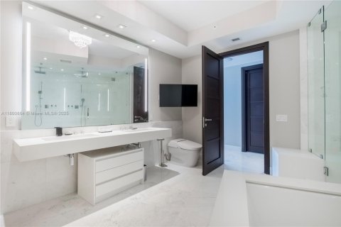 Condominio en venta en Sunny Isles Beach, Florida, 4 dormitorios, 351.64 m2 № 1864536 - foto 15