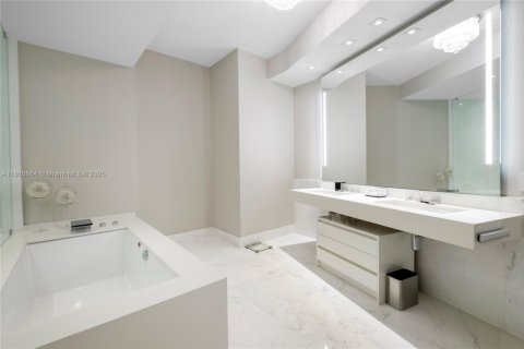 Condominio en venta en Sunny Isles Beach, Florida, 4 dormitorios, 351.64 m2 № 1864536 - foto 16