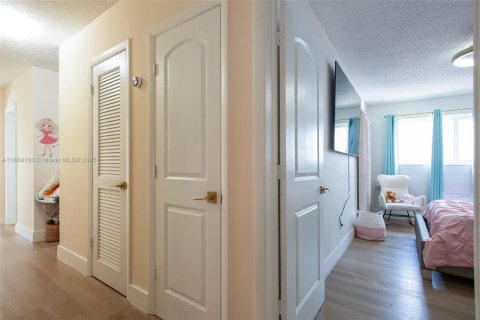 Casa en venta en Miami, Florida, 5 dormitorios, 221.85 m2 № 1941261 - foto 17
