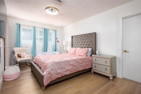 Casa en venta en Miami, Florida, 5 dormitorios, 221.85 m2 № 1941261 - foto 28