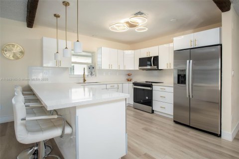 Casa en venta en Miami, Florida, 5 dormitorios, 221.85 m2 № 1941261 - foto 4