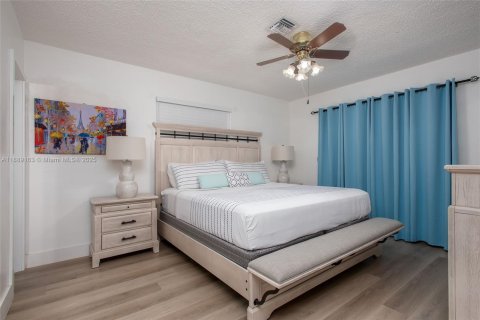 Casa en venta en Miami, Florida, 5 dormitorios, 221.85 m2 № 1941261 - foto 10