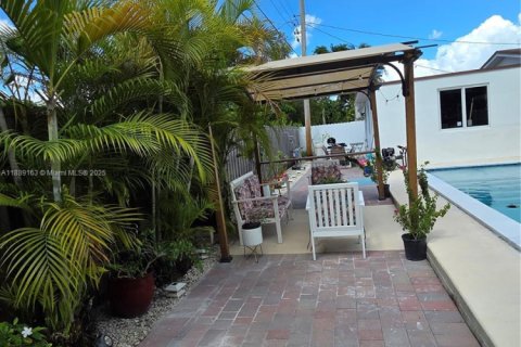 Casa en venta en Miami, Florida, 5 dormitorios, 221.85 m2 № 1941261 - foto 26