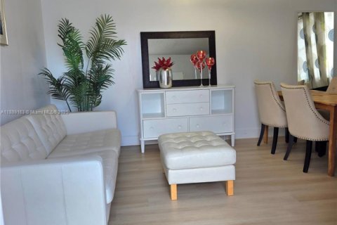 Casa en venta en Miami, Florida, 5 dormitorios, 221.85 m2 № 1941261 - foto 20