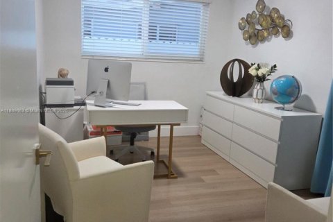 Casa en venta en Miami, Florida, 5 dormitorios, 221.85 m2 № 1941261 - foto 15