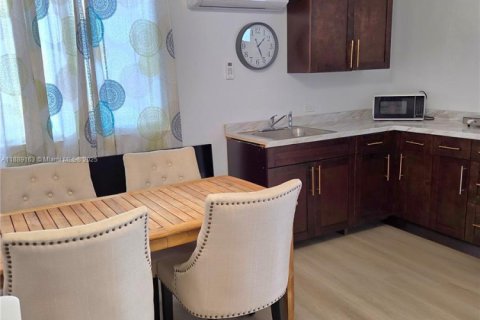Casa en venta en Miami, Florida, 5 dormitorios, 221.85 m2 № 1941261 - foto 19