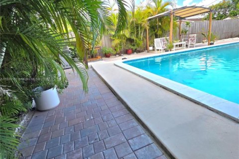 Casa en venta en Miami, Florida, 5 dormitorios, 221.85 m2 № 1941261 - foto 25