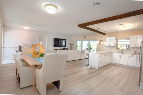 Casa en venta en Miami, Florida, 5 dormitorios, 221.85 m2 № 1941261 - foto 3