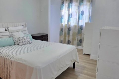 Casa en venta en Miami, Florida, 5 dormitorios, 221.85 m2 № 1941261 - foto 23